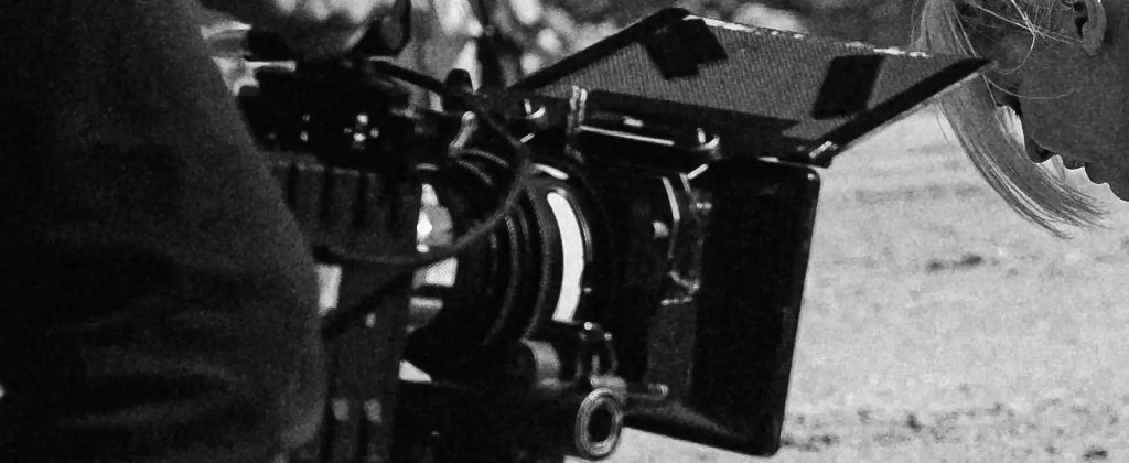 Истинските моменти зад камерата – процесът на работа, емоциите и забавните ситуации по време на снимки.